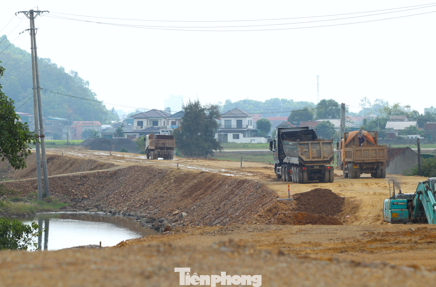 Hiện một số đoạn trên tuyến đường ven biển đang được các đơn vị thi công khẩn trương xây dựng. Trong ảnh đoạn thuộc phường Nghi Tân, TX. Cửa Lò, Nghệ An đang được đắp nền đường rất cao.