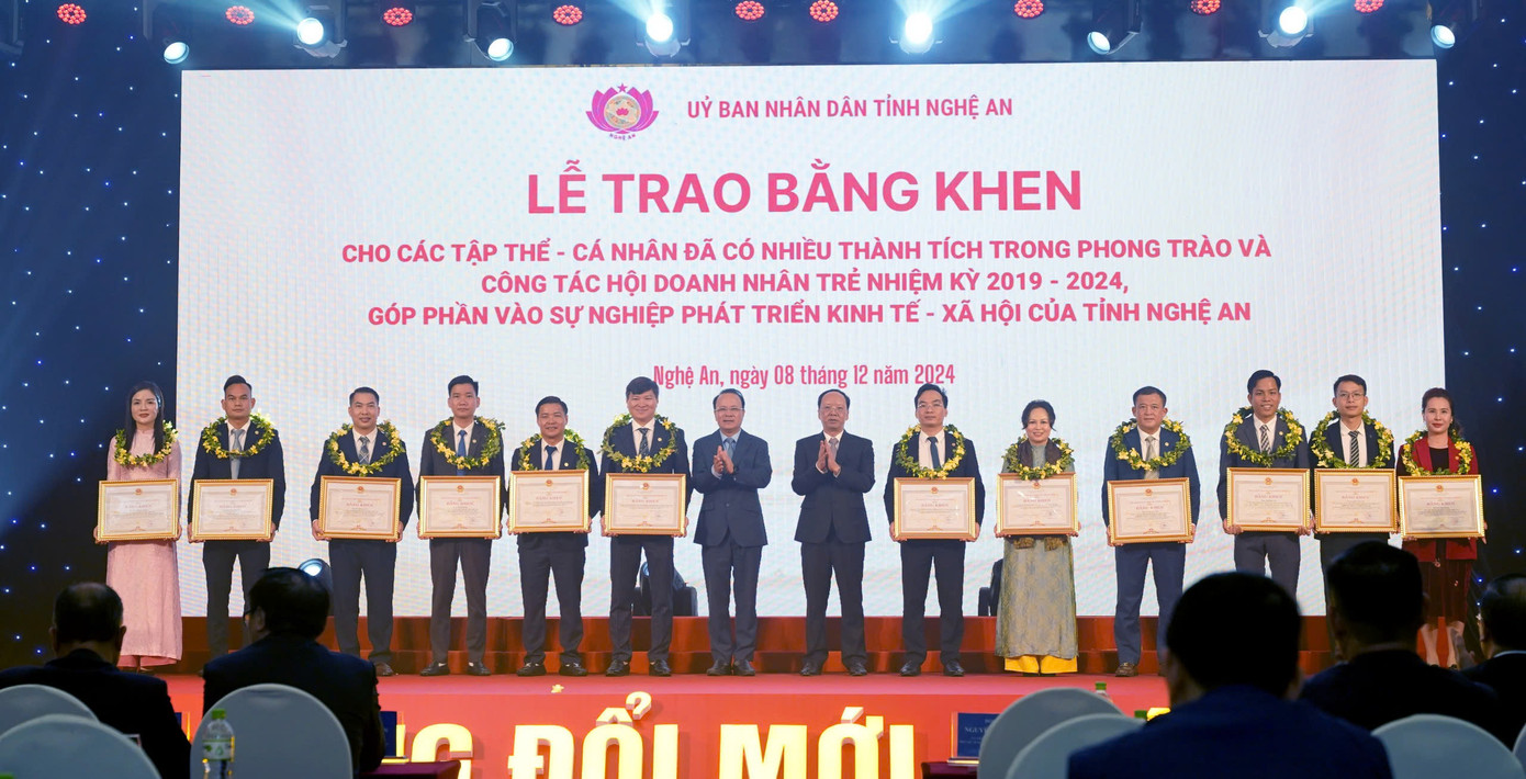 Chủ tịch UBND tỉnh Nghệ An tặng Bằng khen cho 4 tập thể và 8 cá nhân. Chủ tịch UBND tỉnh Nghệ An tặng Bằng khen cho 4 tập thể và 8 cá nhân.