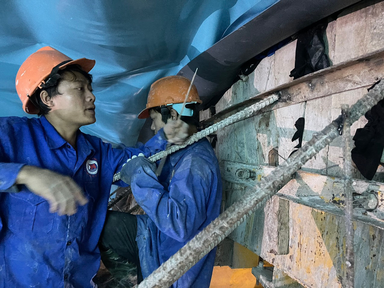 "Làm Tết vất vả, cũng nhớ nhà nhưng anh em động viên nhau cùng cố gắng làm việc để hoàn thành tiến độ công việc đề ra", công nhân Trần Văn Tuấn chia sẻ.