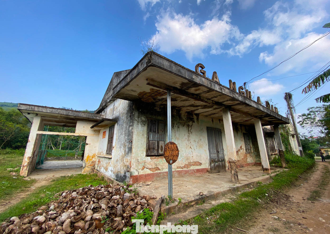 Toàn tuyến có 3 nhà ga (Nghĩa Đàn, Nghĩa Thuận và Quỳnh Châu), 6 nhà gác chắn và 4 nhà gác ghi. Nhưng thực tế, các công trình này cũng đã xuống cấp nghiêm trọng.