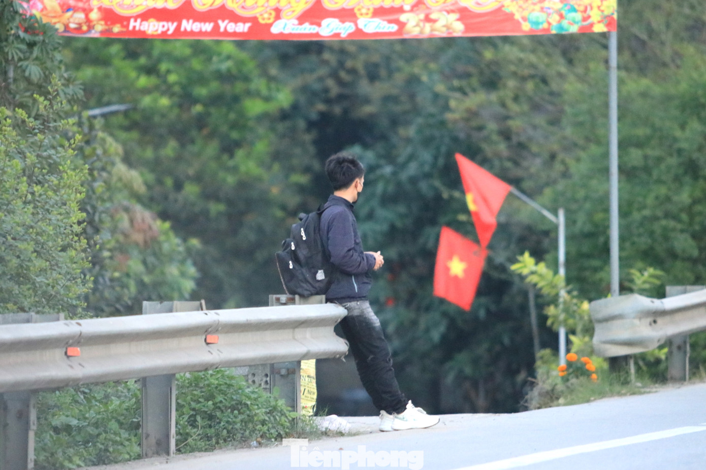 Dọc các tuyến quốc lộ 1A, đường tránh thành phố Vinh hay các đường tỉnh lộ trên địa bàn Nghệ An, những ngày này đâu đâu cũng thấy người dân ra đứng đường đón xe rời quê trở lại nơi làm việc.