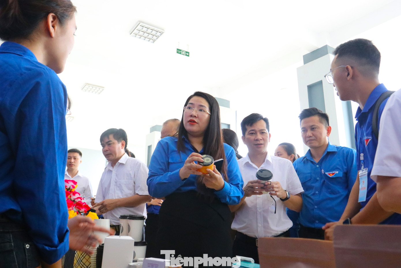 Các giám khảo, đại biểu quan tâm, hỏi kỹ về những sản phẩm tiêu biểu của các dự án. Các giám khảo, đại biểu quan tâm, hỏi kỹ về những sản phẩm tiêu biểu của các dự án.