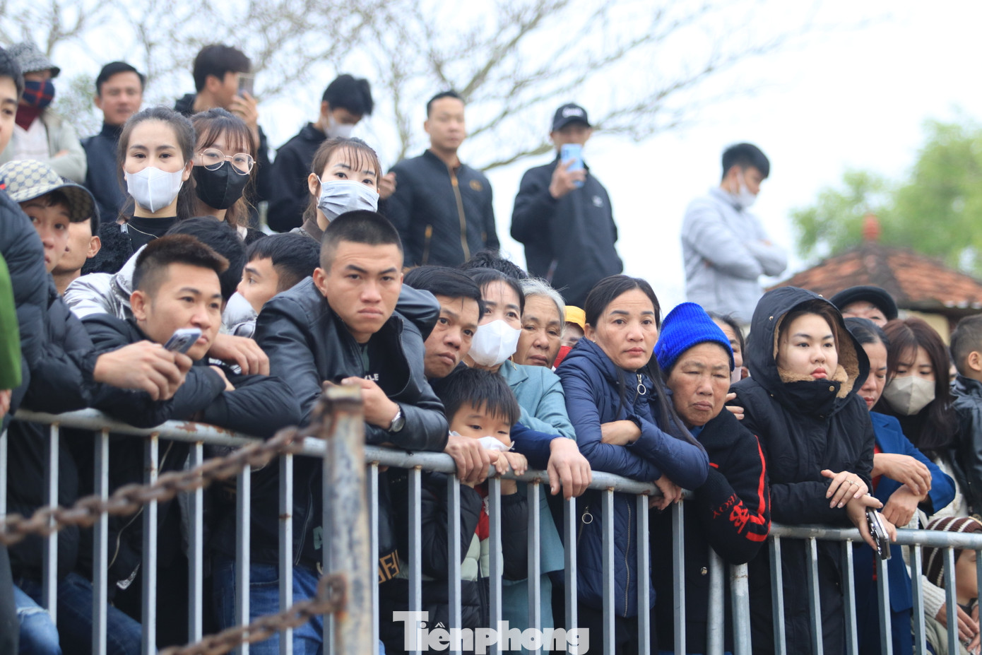 Xung quanh, hàng nghìn người dân chăm chú theo dõi buổi lễ.