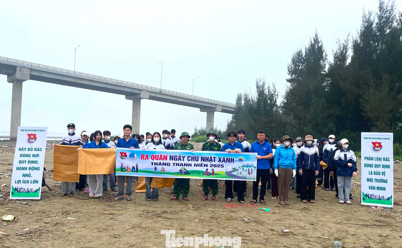 Ngày 9/3, Đoàn xã Văn Hải phối hợp với Đồn Biên phòng Quỳnh Thuận (huyện Quỳnh Lưu, Nghệ An) tổ chức ra quân Ngày Chủ nhật xanh Tháng Thanh niên năm 2025 với sự tham gia của hơn 100 đoàn viên thanh niên và các cán bộ, chiến sĩ Đồn Biên phòng Quỳnh Thuận. Ảnh: Ngọc Tú Ngày 9/3, Đoàn xã Văn Hải phối hợp với Đồn Biên phòng Quỳnh Thuận (huyện Quỳnh Lưu, Nghệ An) tổ chức ra quân Ngày Chủ nhật xanh Tháng Thanh niên năm 2025 với sự tham gia của hơn 100 đoàn viên thanh niên và các cán bộ, chiến sĩ Đồn Biên phòng Quỳnh Thuận. Ảnh: Ngọc Tú