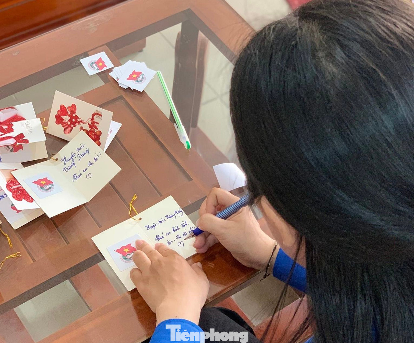 Các đoàn viên thanh niên làm những món quà như bút, chai nước, lời chúc để tiếp thêm sức mạnh cho các sĩ tử.