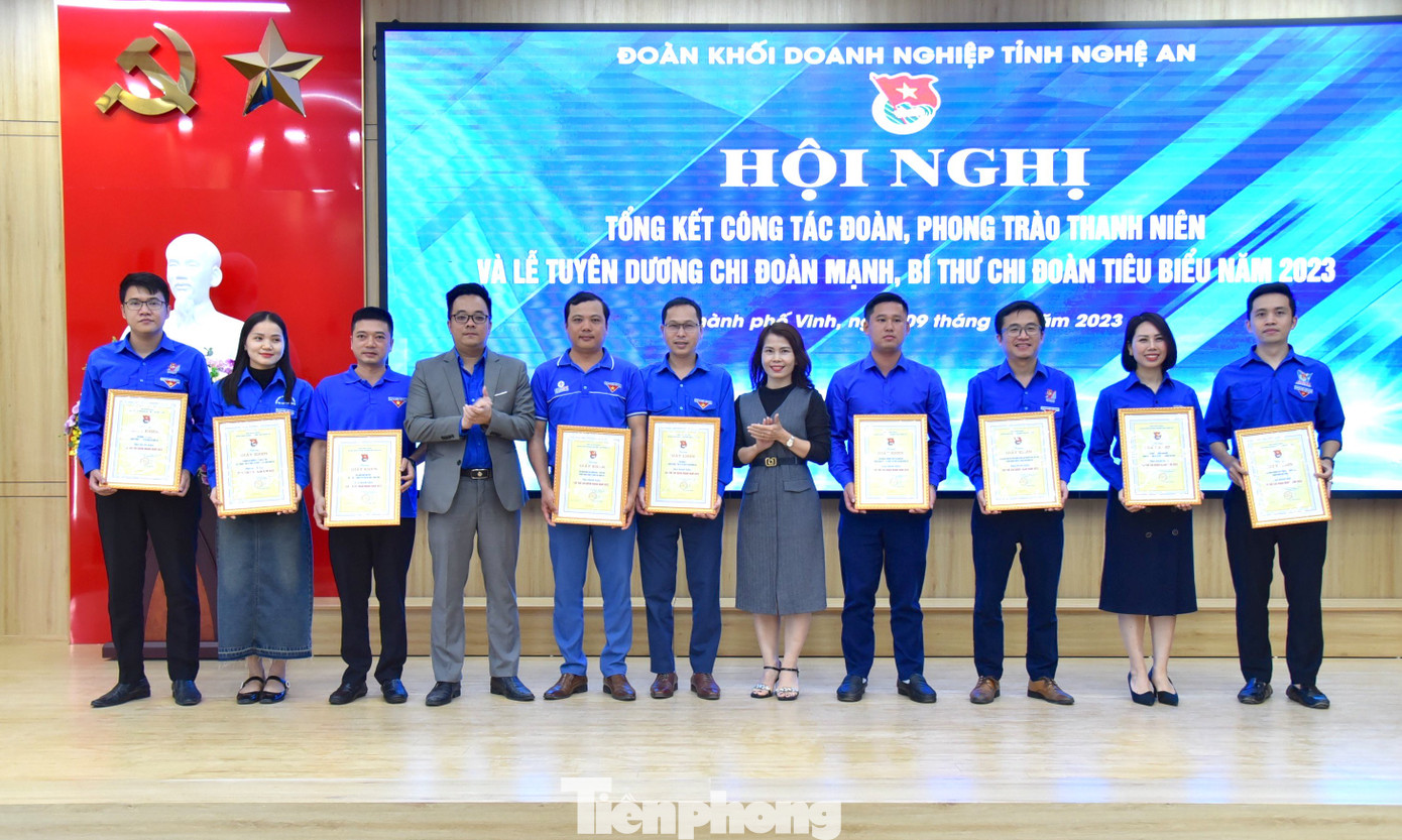 Khen thưởng cho chi đoàn mạnh và Bí thư chi đoàn giỏi.