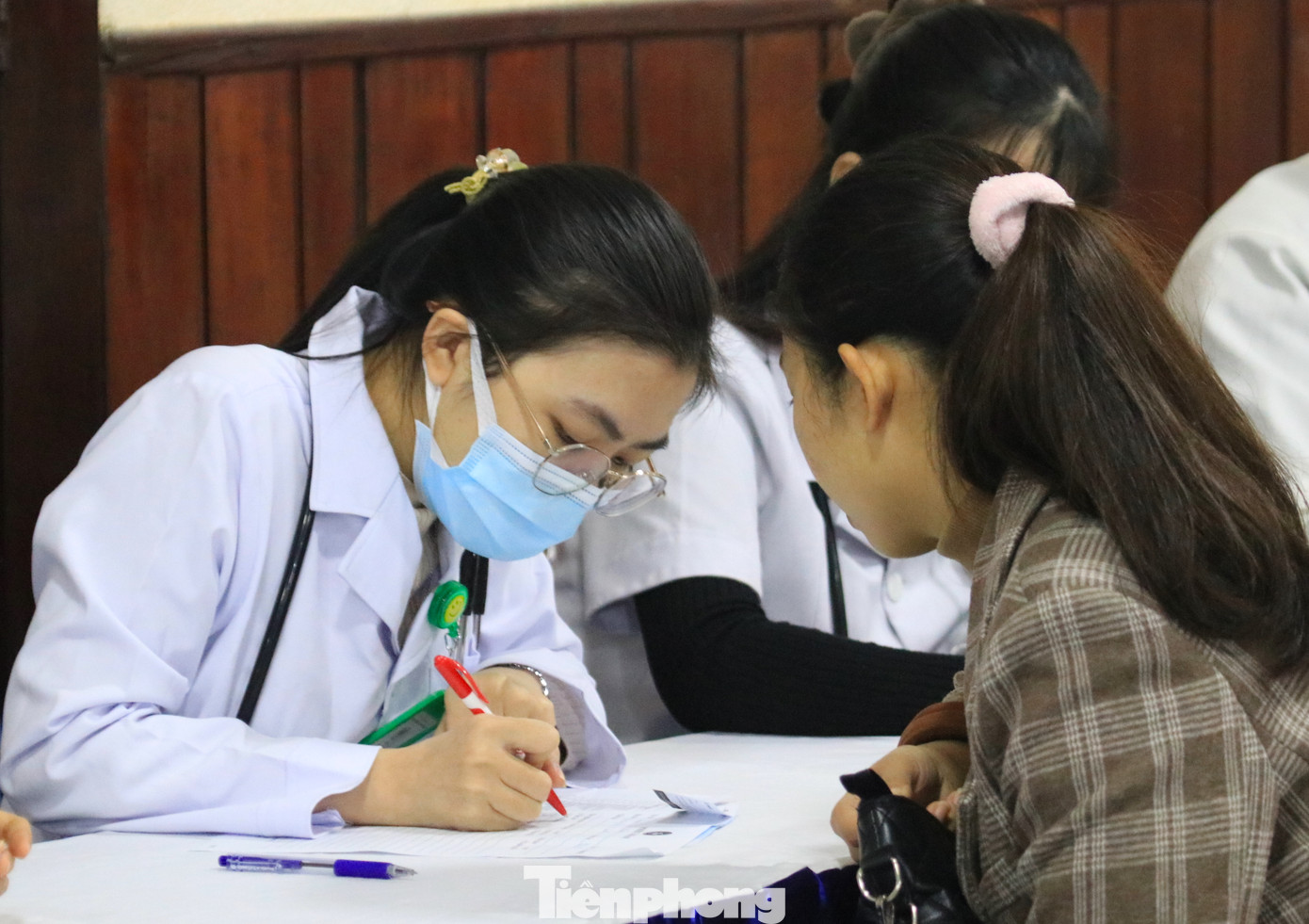 Sau khi kết thúc khám, người dân được các bác sĩ tư vấn chuyên sâu về chăm sóc sức khỏe.