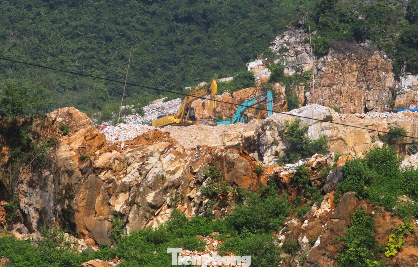 Nhiều khu mỏ im lìm, có dấu hiệu ngừng hoạt động từ lâu.