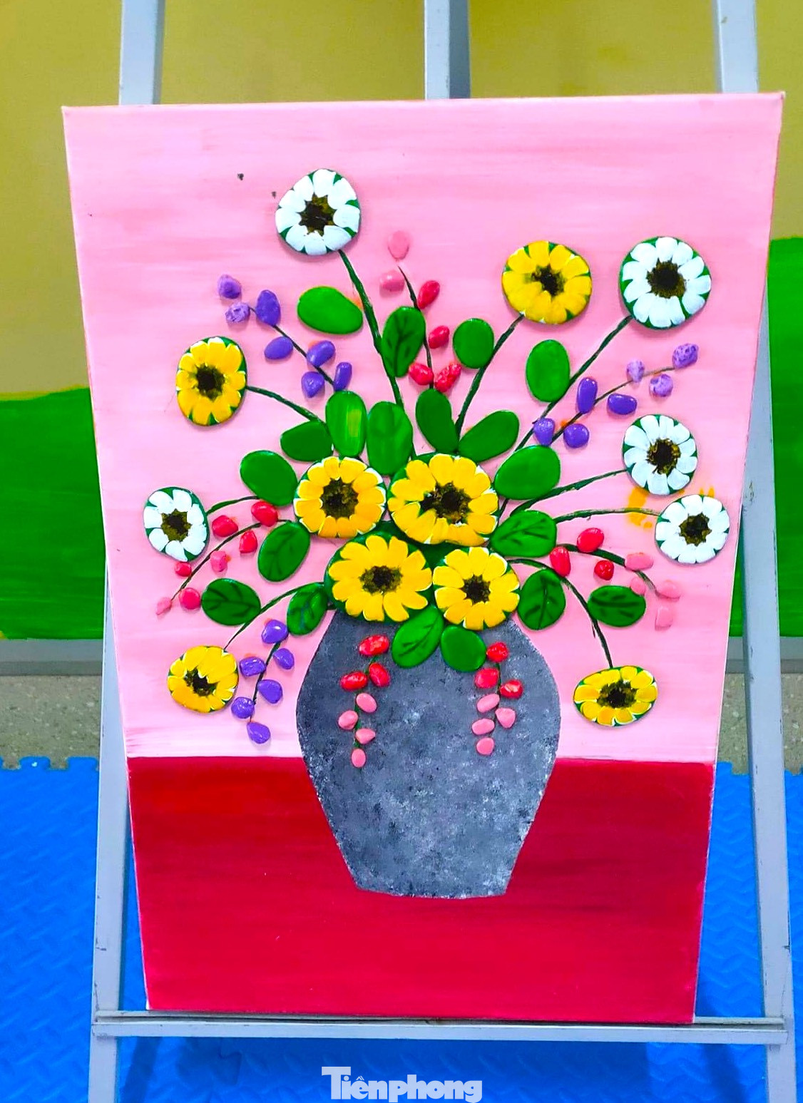 Những bức tranh được các cô giáo sáng tạo từ đá rất đẹp mắt và sống động.