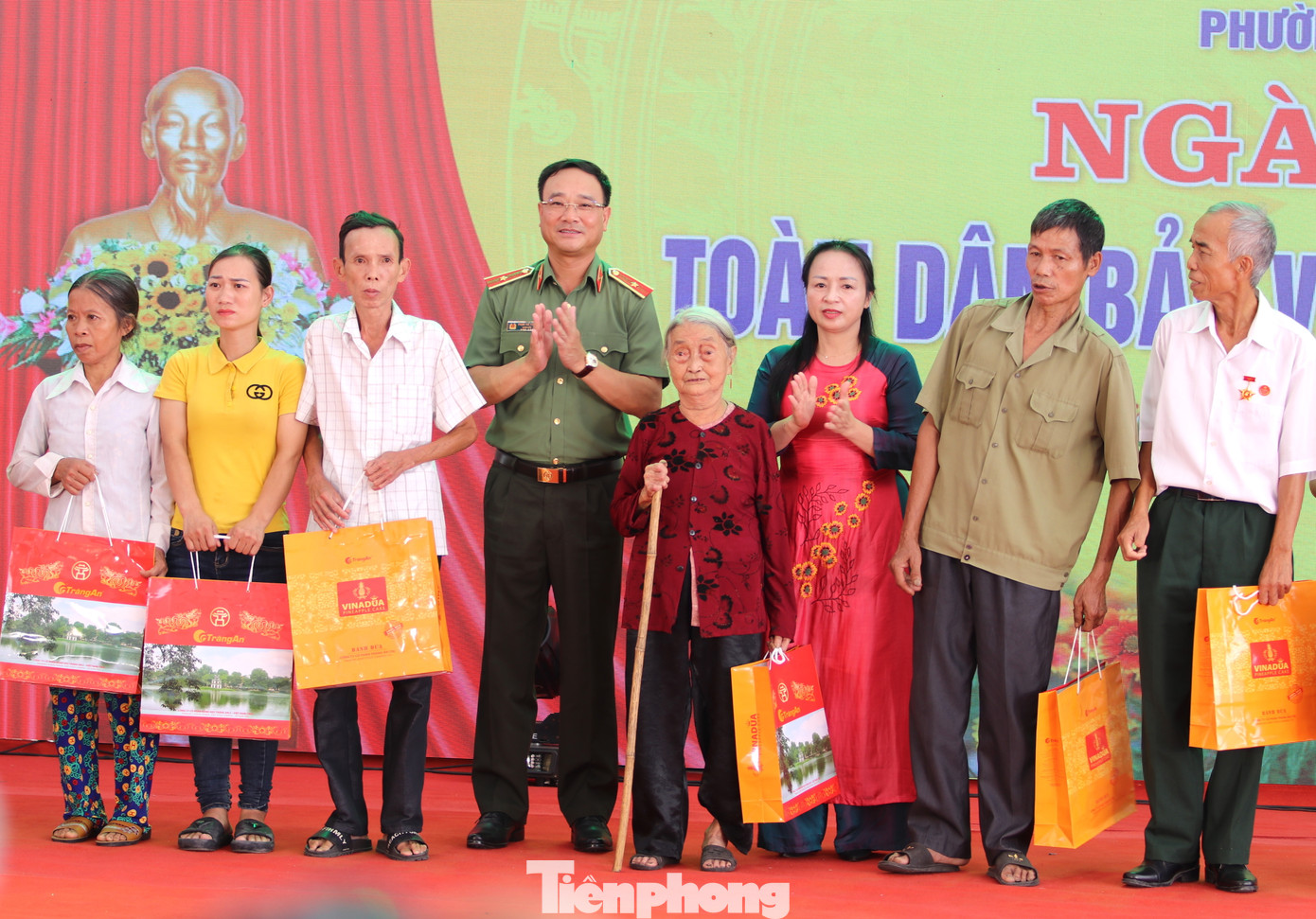 Tặng quà cho các gia đình chính sách, người có công, gia đình có hoàn cảnh khó khăn và học sinh nghèo vượt khó. Tặng quà cho các gia đình chính sách, người có công, gia đình có hoàn cảnh khó khăn và học sinh nghèo vượt khó.