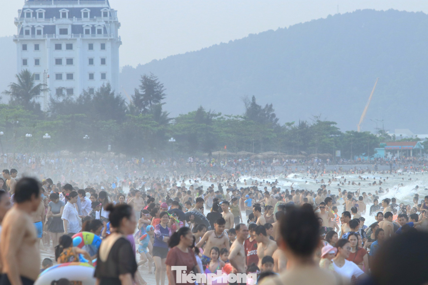 Ước tính có hàng vạn du khách về Cửa Lò vui chơi, tắm biển dịp nghỉ lễ này.