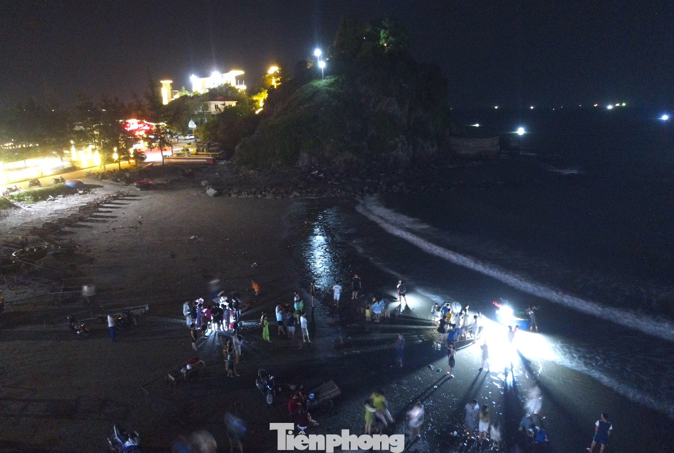 Sau khi câu được mực, các thuyền thúng cập bến ngay bờ cát đảo Lan Châu. Nhiều du khách thường đứng chờ sẵn trên bờ cát để hỏi giá và mua.