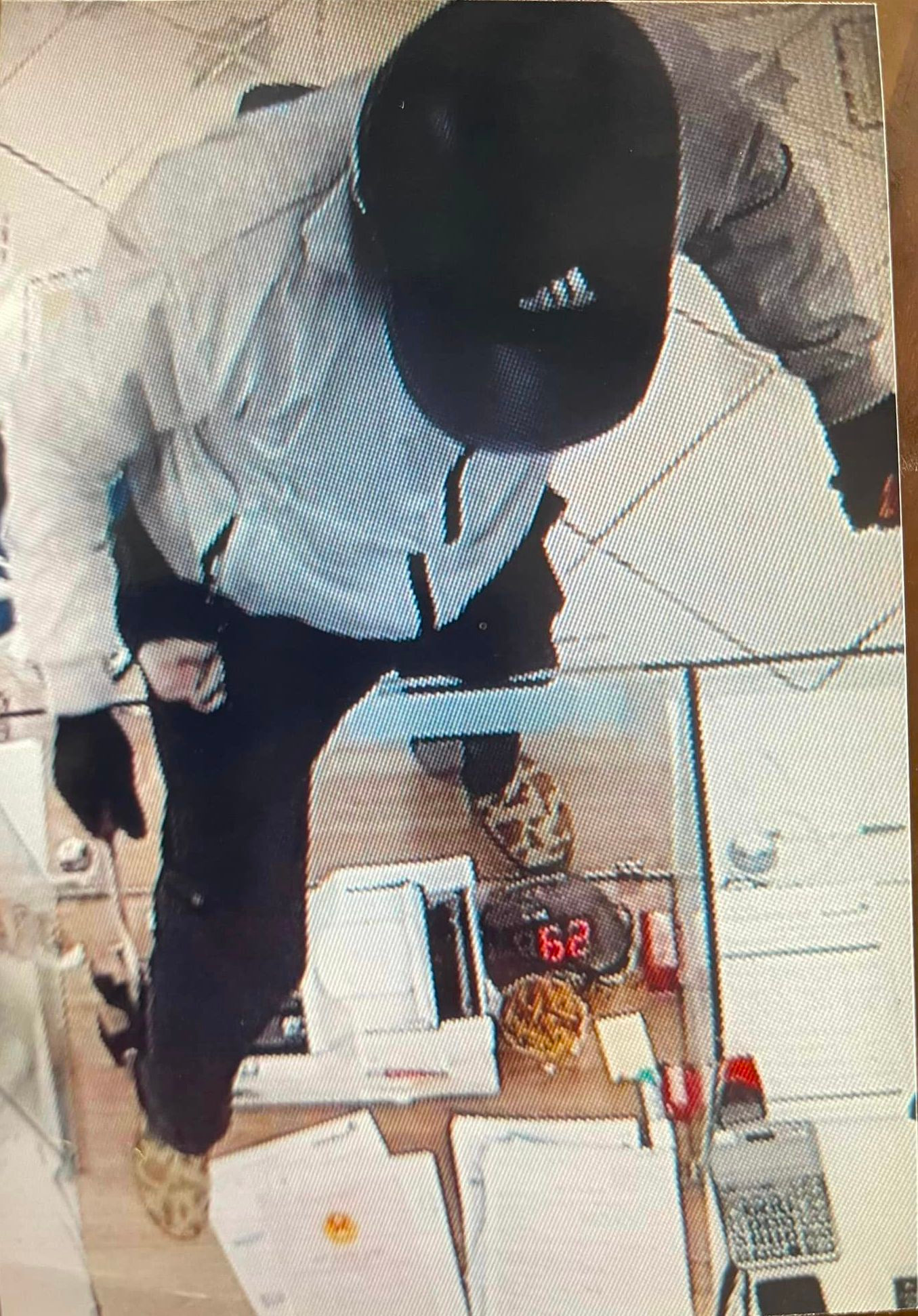 Đối tượng đi giày rằn ri vàng đen, đầu đội mũ bảo hiểm tím than có chữ Adidas.