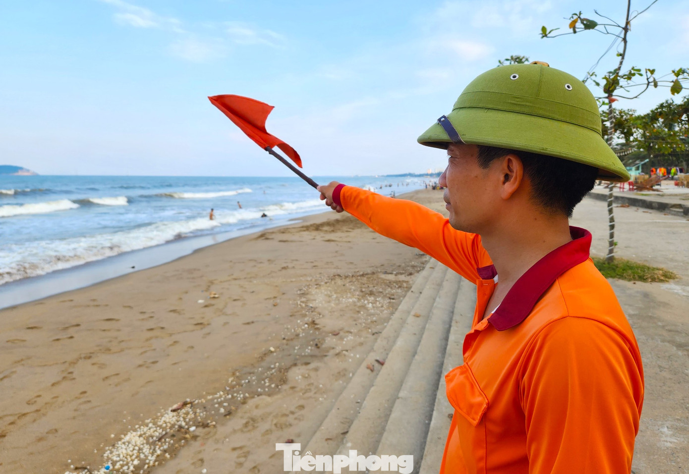 Để đảm bảo an toàn cho du khách, phía trên bờ luôn có lực lượng cứu hộ túc trực. Anh Nguyễn Văn Trung (SN 1979, Đội cứu hộ cứu nạn TX. Cửa Lò) cho biết, đội của anh có hơn 20 người luôn túc trực trên bãi biển để cảnh báo du khách tắm biển. Mỗi khi có du khách bơi ra quá xa, những người cứu hộ sẽ phất cờ và thổi còi để yêu cầu du khách vào trong tắm.