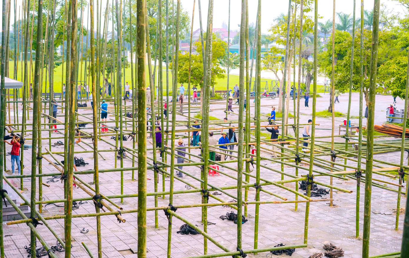 Bộ khung của hang đá được dựng lên từ 2.500 cây mét. Để khung chắc chắn, người dân sẽ đào gạch, chôn những cọc mét sâu xuống lòng đất rồi chằng néo với nhau. Bộ khung của hang đá được dựng lên từ 2.500 cây mét. Để khung chắc chắn, người dân sẽ đào gạch, chôn những cọc mét sâu xuống lòng đất rồi chằng néo với nhau.