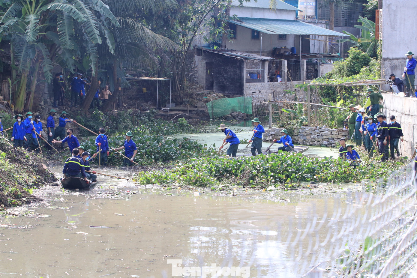 Dòng khe đang dần trở nên sạch, thông thoáng nhờ bàn tay, sức lực của đoàn viên thanh niên cùng các lực lượng chức năng hỗ trợ.