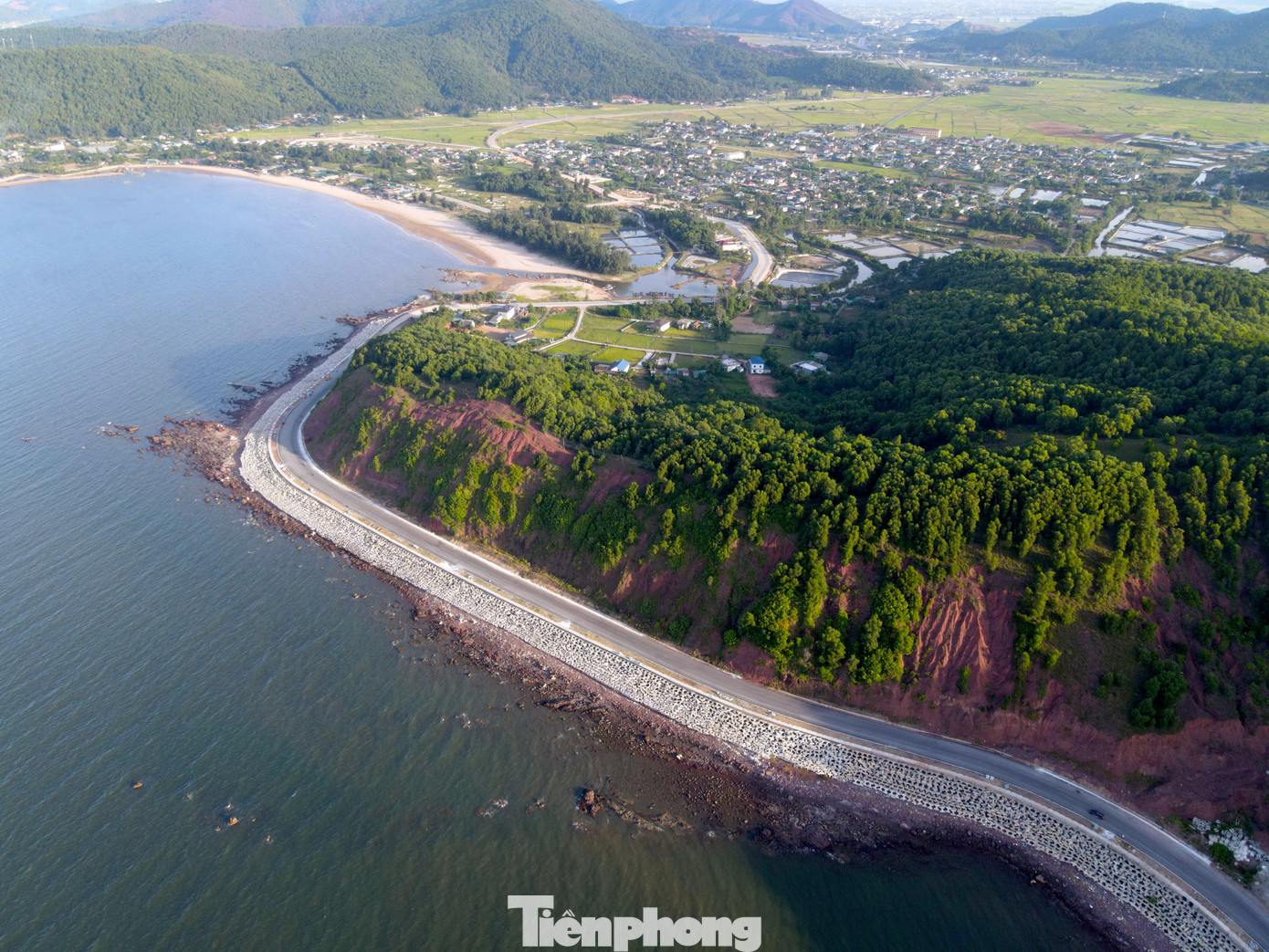 Ngoài ra, công trình sẽ kết nối liền mạch với tuyến đường ven biển khu vực Bắc Trung Bộ, thúc đẩy phát triển kinh tế các tại các địa phương ven biển, đáp ứng nhu cầu đi lại của người dân. Ngoài ra, công trình sẽ kết nối liền mạch với tuyến đường ven biển khu vực Bắc Trung Bộ, thúc đẩy phát triển kinh tế các tại các địa phương ven biển, đáp ứng nhu cầu đi lại của người dân.