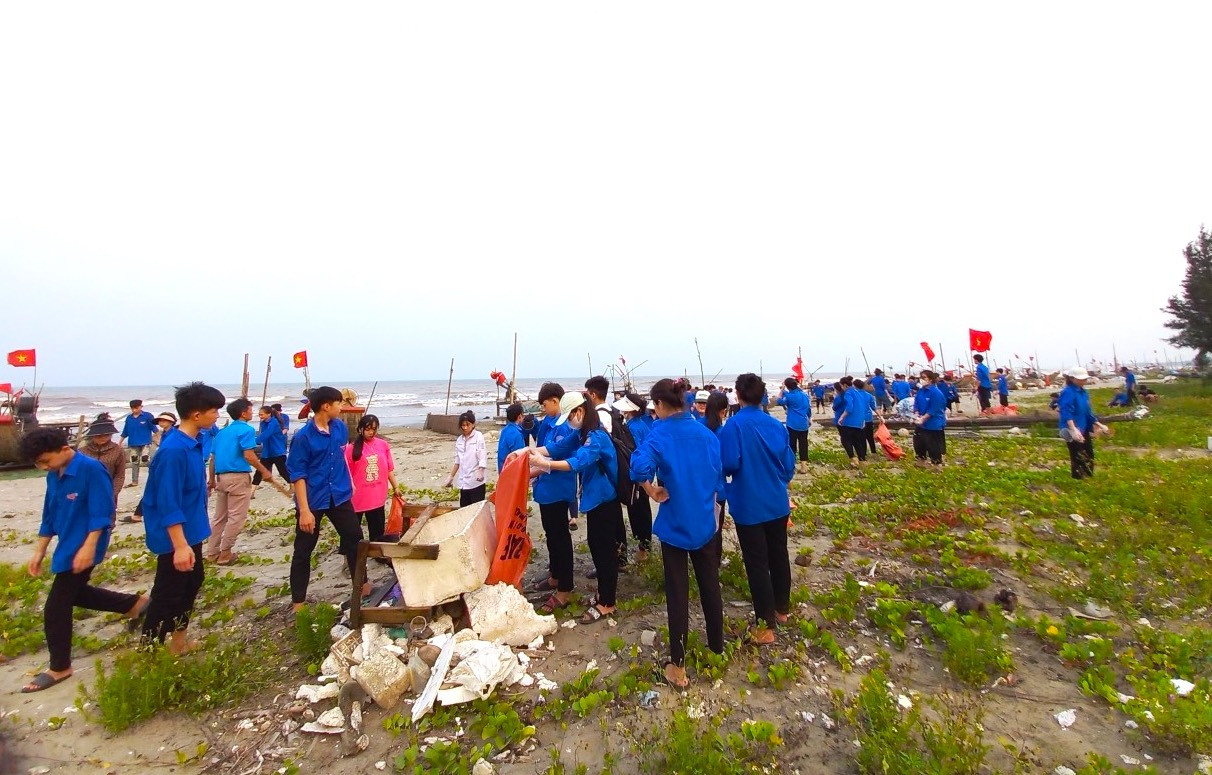 Tuy nhiên, lượng rác thải quá nhiều và theo dòng sông chảy về liên tục nên dù mới dọn ít ngày sau rác vẫn tiếp tục dồn lại trên bờ biển.