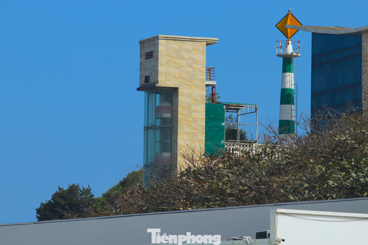 Ngoài ra, dự án còn có một số hạng mục xây dựng trái phép không nằm trong quy hoạch gồm: công trình thang máy và đường dẫn từ thang máy lên nhà hàng trên đảo; nhà trực bảo vệ phía sau khách sạn; nhà giặt là, nhà kho, nhà WC; bể chứa hải sản phía sau nhà hàng dưới chân đảo Lan Châu; lắp dựng mái tôn phía sau khách sạn. Ngoài ra, dự án còn có một số hạng mục xây dựng trái phép không nằm trong quy hoạch gồm: công trình thang máy và đường dẫn từ thang máy lên nhà hàng trên đảo; nhà trực bảo vệ phía sau khách sạn; nhà giặt là, nhà kho, nhà WC; bể chứa hải sản phía sau nhà hàng dưới chân đảo Lan Châu; lắp dựng mái tôn phía sau khách sạn.