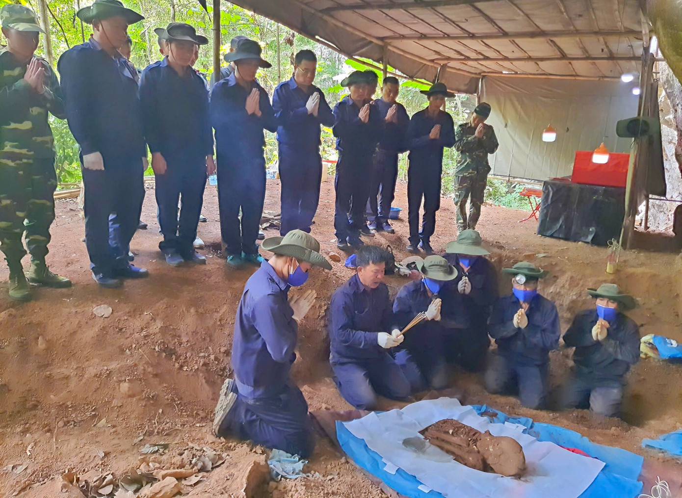 Lực lượng chức năng tiếp tục mở rộng phạm vi tìm kiếm xung quanh vị trí vừa phát hiện hài cốt liệt sĩ. Lực lượng chức năng tiếp tục mở rộng phạm vi tìm kiếm xung quanh vị trí vừa phát hiện hài cốt liệt sĩ.