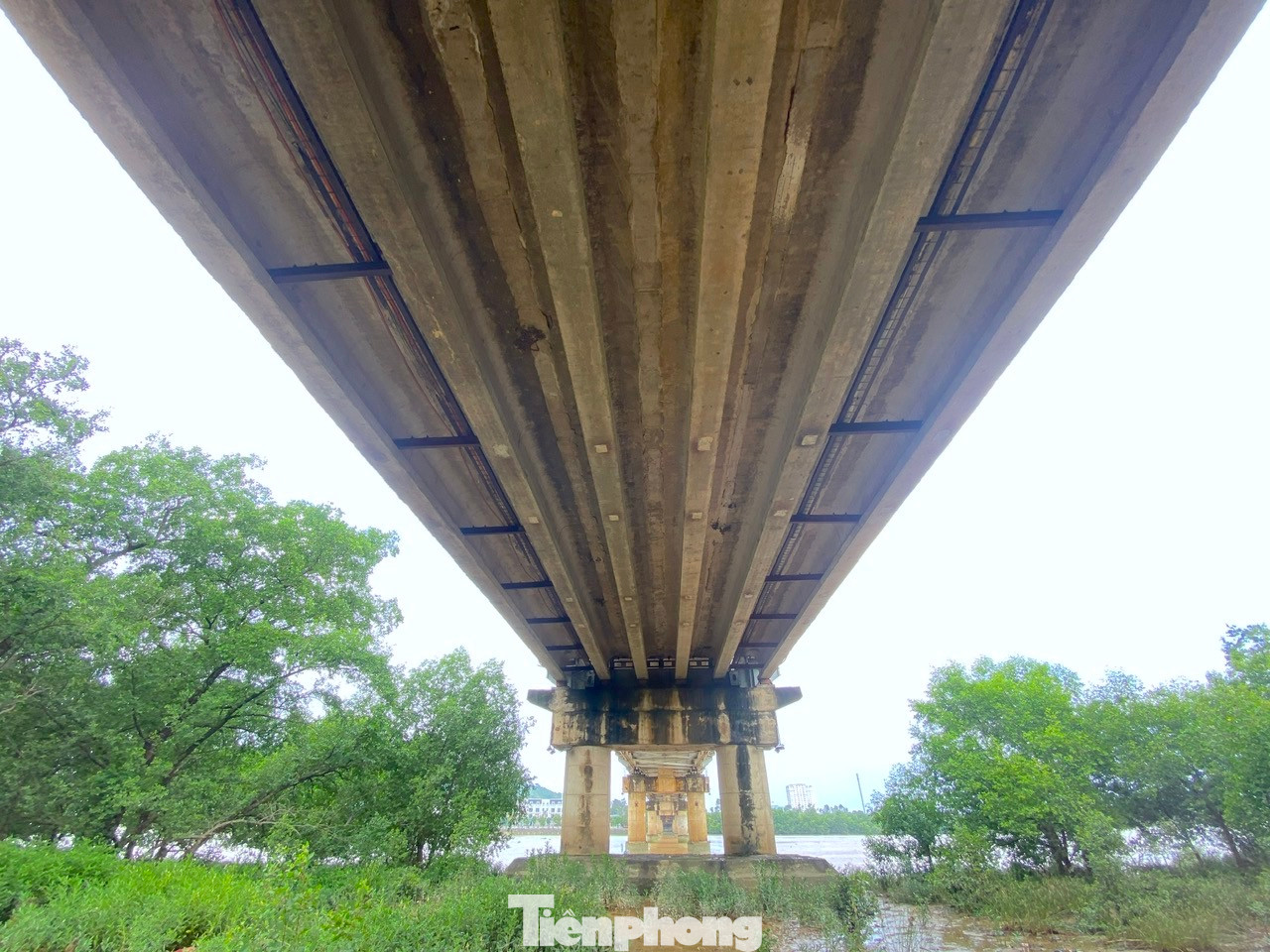 Vị trí cầu Bến Thủy 1 bắc qua sông Lam thuộc vùng lên xuống của thủy triều. Vị trí cầu Bến Thủy 1 bắc qua sông Lam thuộc vùng lên xuống của thủy triều.