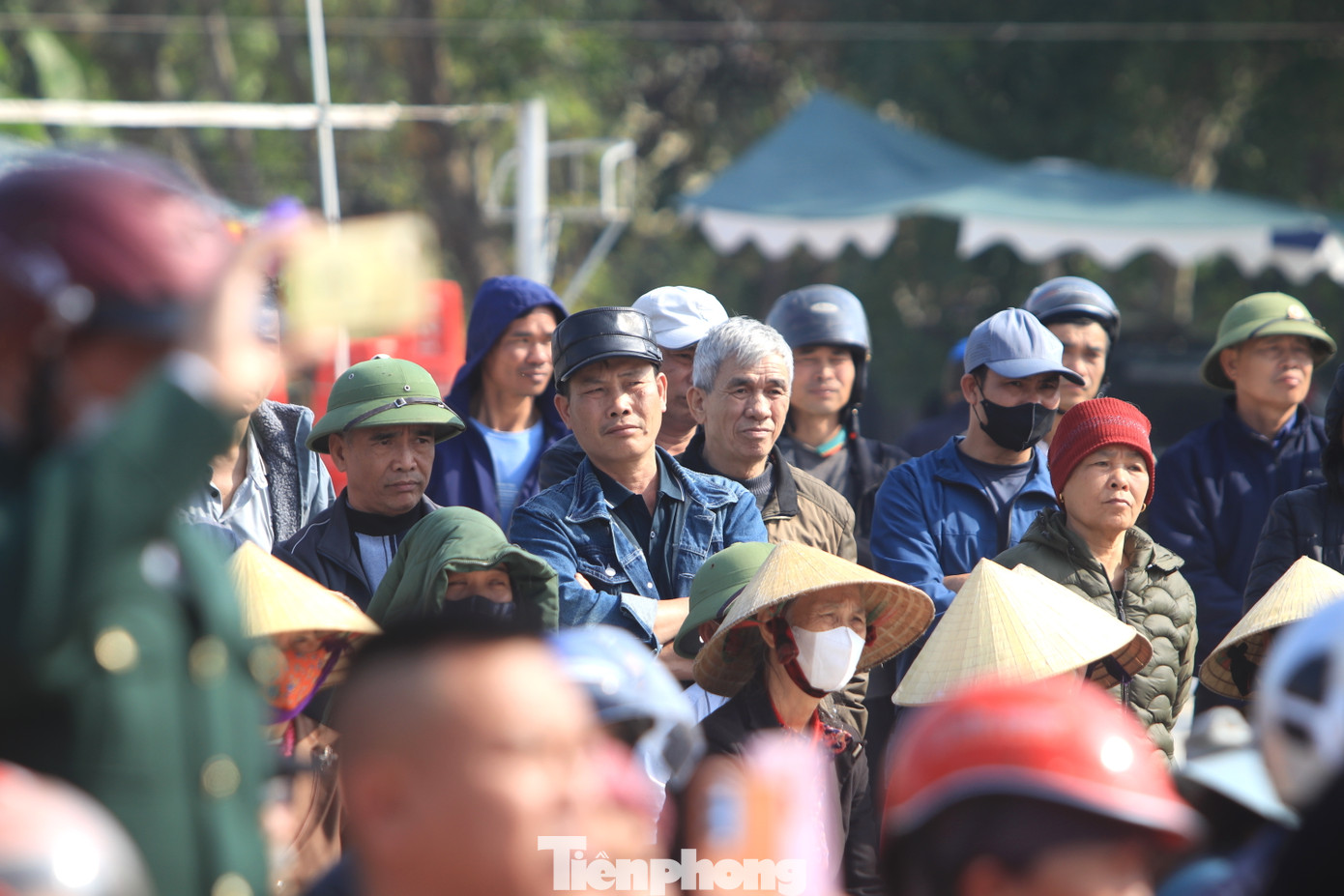 Hội thi thu hút hàng nghìn người dân và du khách đến theo dõi.