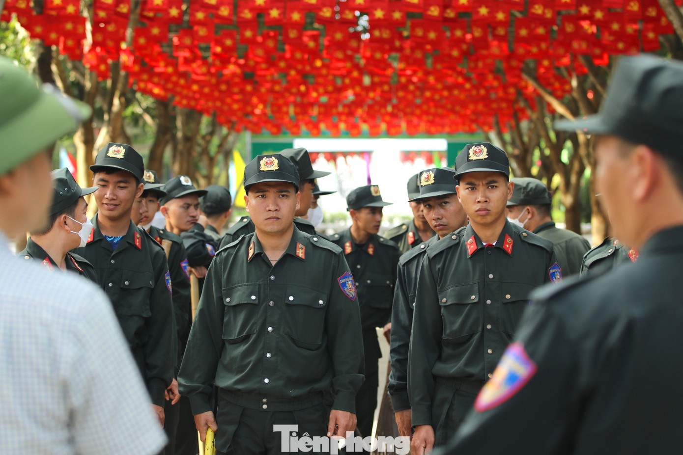 Do Khu Di tích có khuôn viên rộng, nhiều khu vực nên Đoàn Cảnh sát Cơ động được chia thành 5 nhóm nhỏ để cùng thực hiện các nhiệm vụ lau chùi, quét dọn vệ sinh bên trong Khu Di tích.