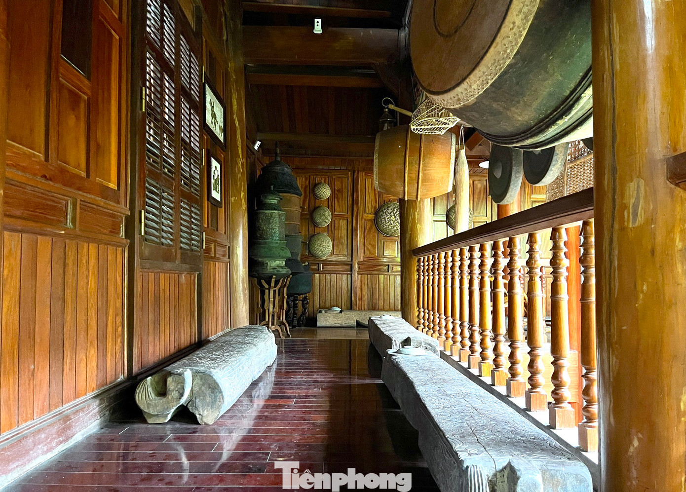 Chiếc ghế làm từ gỗ nguyên khối được ông Phúc sắp xếp dọc lối đi trong nhà sàn. Đây là những chiếc ghế trong nhà quan người Thái được làm từ hơn 100 năm trước mà ông mua lại được. Bên trên ghế được chạm khắc khá tỉ mỉ.