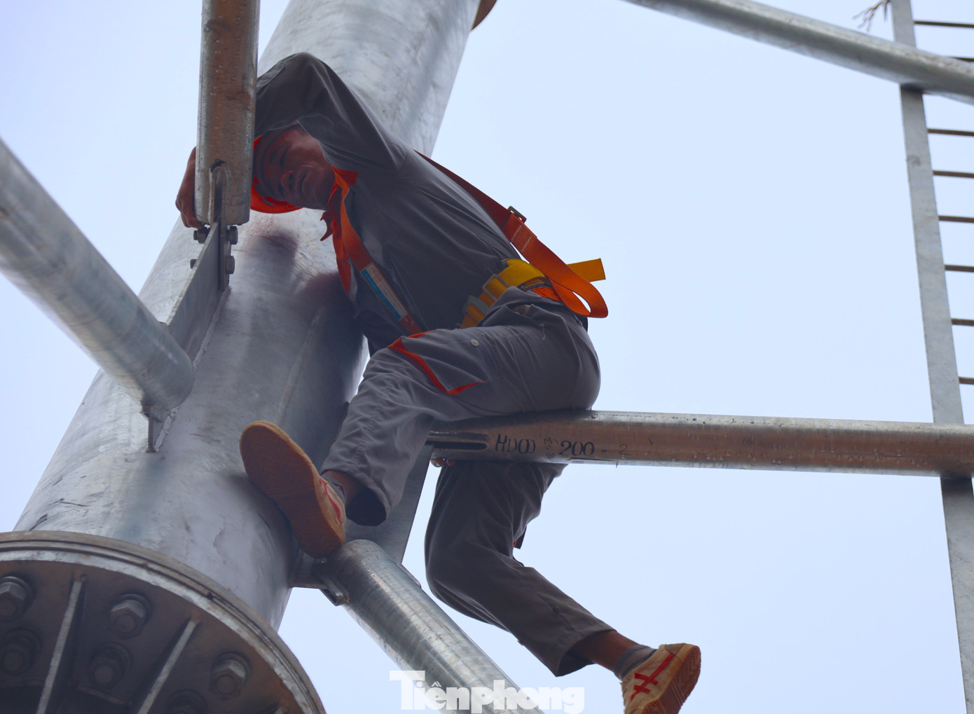 Cột điện lớn, khung cột to khiến việc leo trèo của các công nhân tương đối vất vả.