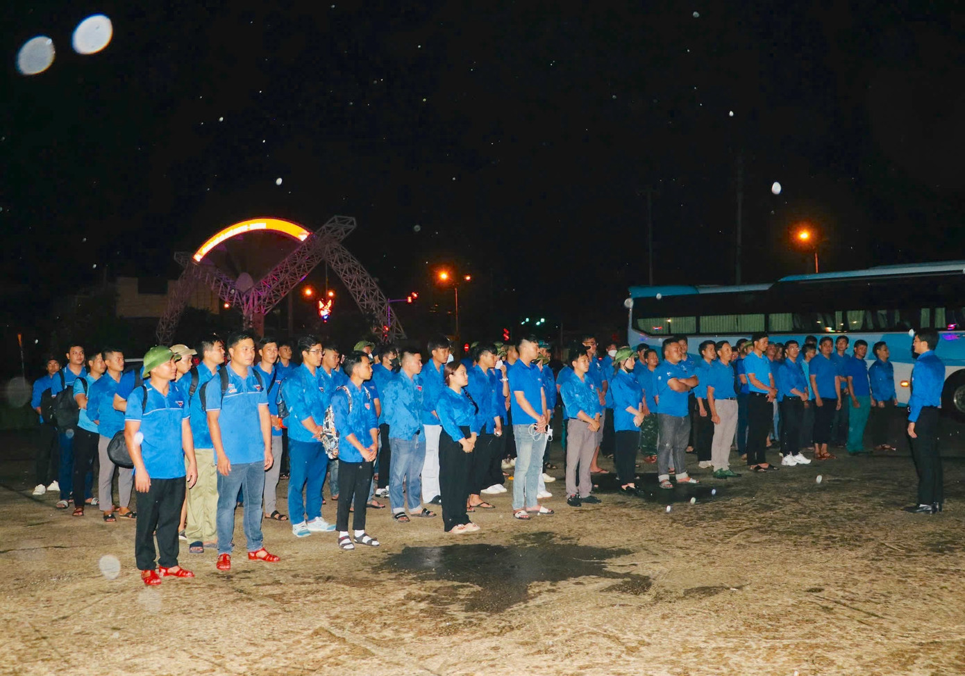 Trước đó vào tối 9/9, 100 tình nguyện viên tỉnh Nghệ An đã xuất quân ra thành phố Hải Phòng để hỗ trợ khắc phục hậu quả cơn bão số 3.