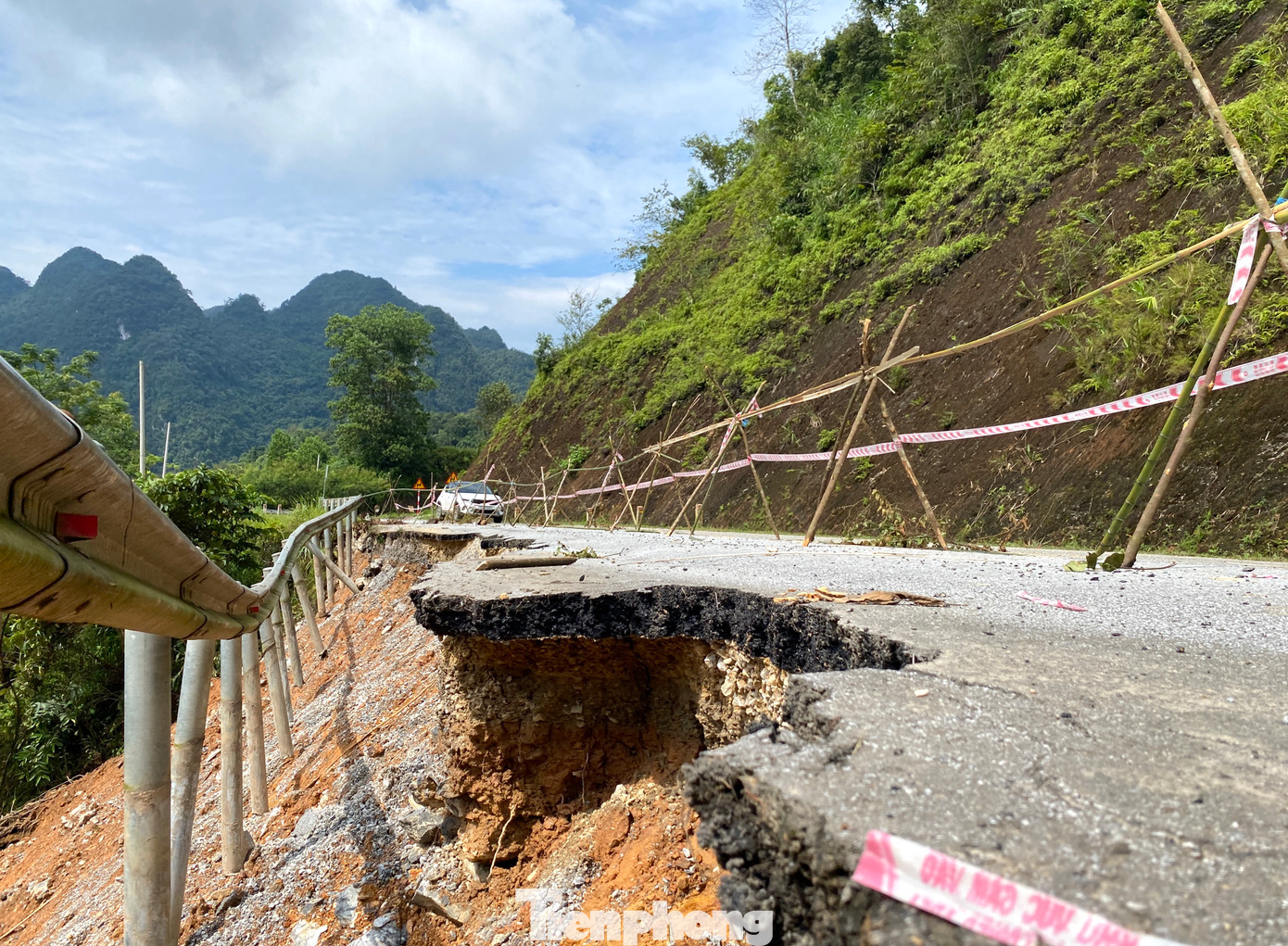 Dọc quốc lộ 34, nhiều điểm bị sạt lở mất 1/4 mặt đường. Dãy hộ lan taluy âm bị sạt lở chỉ trơ trọi chân.