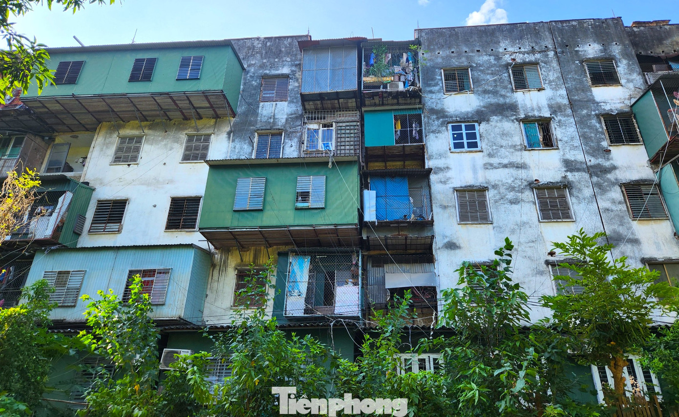 Tại phường Quang Trung (thành phố Vinh) hiện vẫn còn nhiều dãy chung cư cũ sập sệ với hệ thống "chuồng cọp" nhấp nhô, dày đặc.