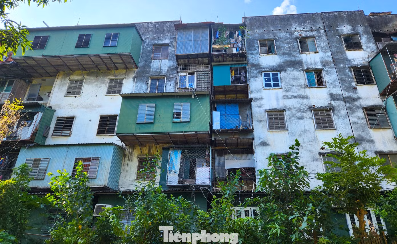 Tại phường Quang Trung (thành phố Vinh) hiện vẫn còn nhiều dãy chung cư cũ sập sệ với hệ thống "chuồng cọp" nhấp nhô, dày đặc.