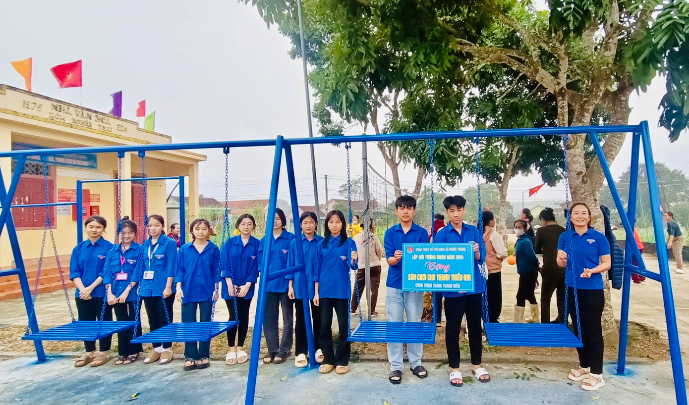 Tại huyện Nghĩa Đàn, thời gian qua các cơ sở Đoàn trên địa bàn đã triển khai và trao tặng 4 công trình sân chơi thiếu nhi cho các xã Nghĩa Bình, Nghĩa Phú, Nghĩa Trung và Trung tâm Y tế huyện với tổng trị giá gần 100 triệu đồng.