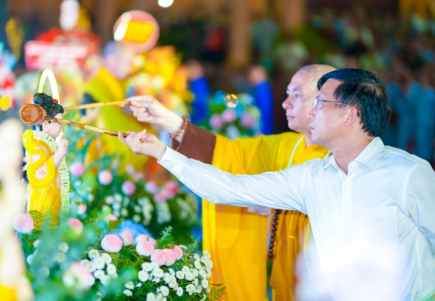 Tham dự Đại lễ Phật đản, các phật tử, người dân được thực hiện nghi lễ tắm phật linh thiêng để cầu nguyện cho một mùa Phật đản an lành đến khắp mọi nhà.