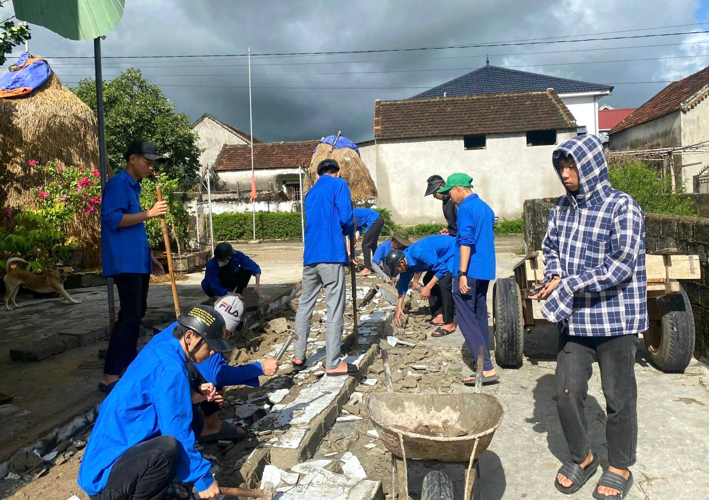 Khẩn trương hỗ trợ người dân khắc phục hậu quả sau lốc xoáy.