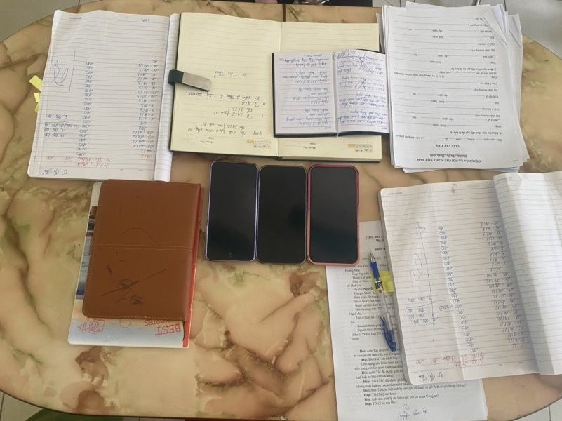 Công an thu giữ nhiều sổ sách ghi chép khoản vay và thu lãi của các đối tượng.