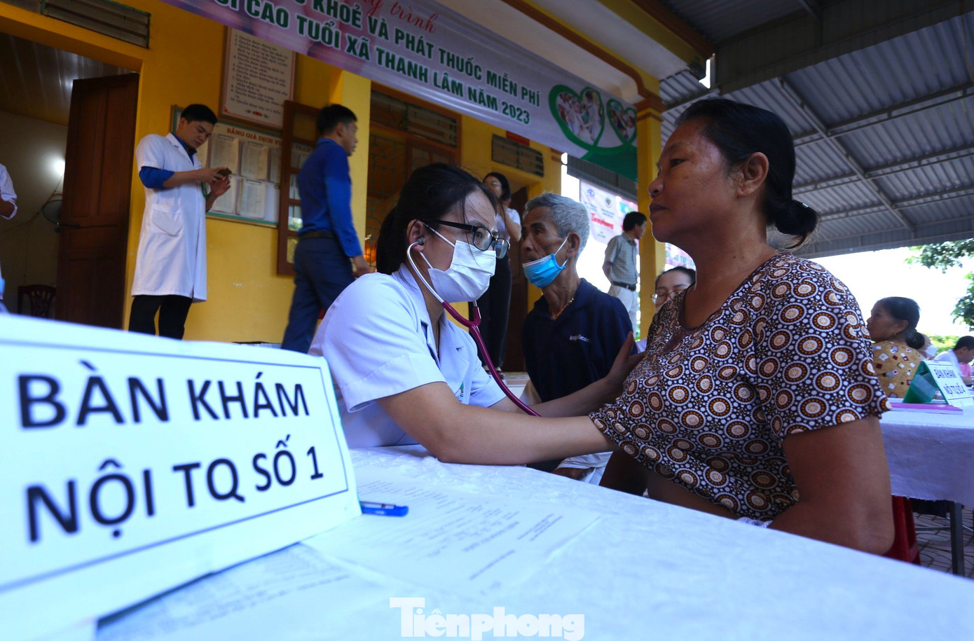 Để việc khám chữa bệnh cho người dân chu đáo, Bệnh viện Đa khoa TP. Vinh đã huy động 25 y, bác sỹ và cán bộ y tế đến phục vụ việc thăm khám cho người dân.