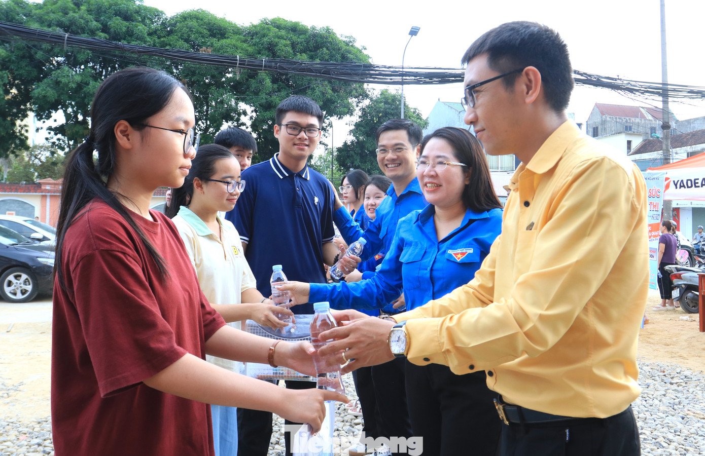 Những món quà, những lời động viên sẽ tiếp thêm sức mạnh cho lực lượng đoàn viên thanh niên vượt nắng mưa hỗ trợ tại các điểm thi, cũng như giúp các em học sinh có thêm động lực, sự tự tin trước khi vào làm bài.