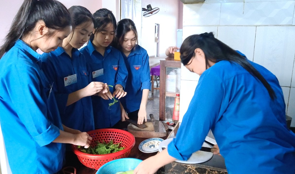 Để chuẩn bị bữa cơm đầy đủ và nhanh nhất có thể, các đoàn viên thanh niên chia nhau ra mỗi nhóm người một việc. Nhóm này hái rau, nhóm người khác nấu ăn. Để chuẩn bị bữa cơm đầy đủ và nhanh nhất có thể, các đoàn viên thanh niên chia nhau ra mỗi nhóm người một việc. Nhóm này hái rau, nhóm người khác nấu ăn.