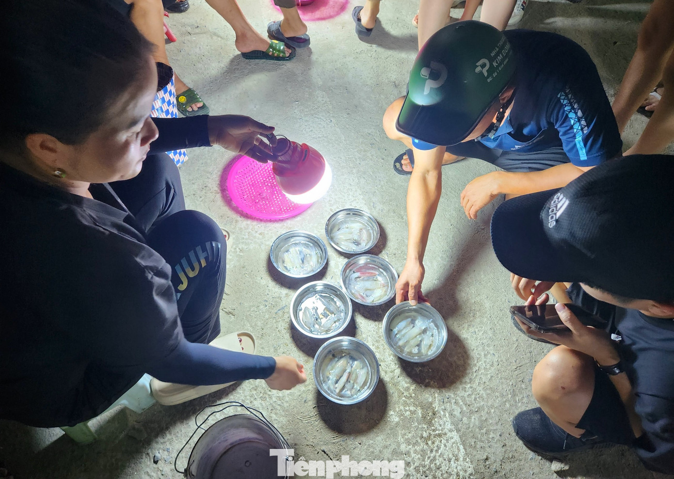 "Mực nháy ở Cửa Lò ngon, cứ dịp hè tôi thỉnh thoảng lại xuống Cửa Lò tắm rồi mua một ít mực nháy về để ăn gỏi. Mực rất giòn, ngon, ngọt không như mực ở nơi khác", anh Nguyễn Ngọc Tuấn (trú thành phố Vinh, Nghệ An) chia sẻ.