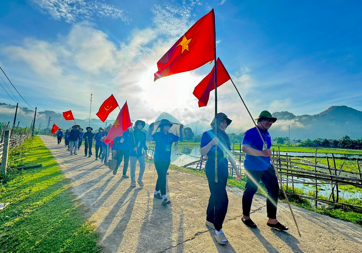 Từ khi triển khai, màu áo xanh thanh niên Việt Nam đã có mặt trên mọi địa bàn của xứ Nghệ. Đây là môi trường thực tiễn sinh động để các bạn đoàn viên, thanh niên thể hiện sức trẻ, rèn luyện, khát vọng cống hiến; đồng thời đây cũng là thời điểm để tuổi trẻ Nghệ An ra quân thực hiện những phần việc, công trình thanh niên thiết thực.