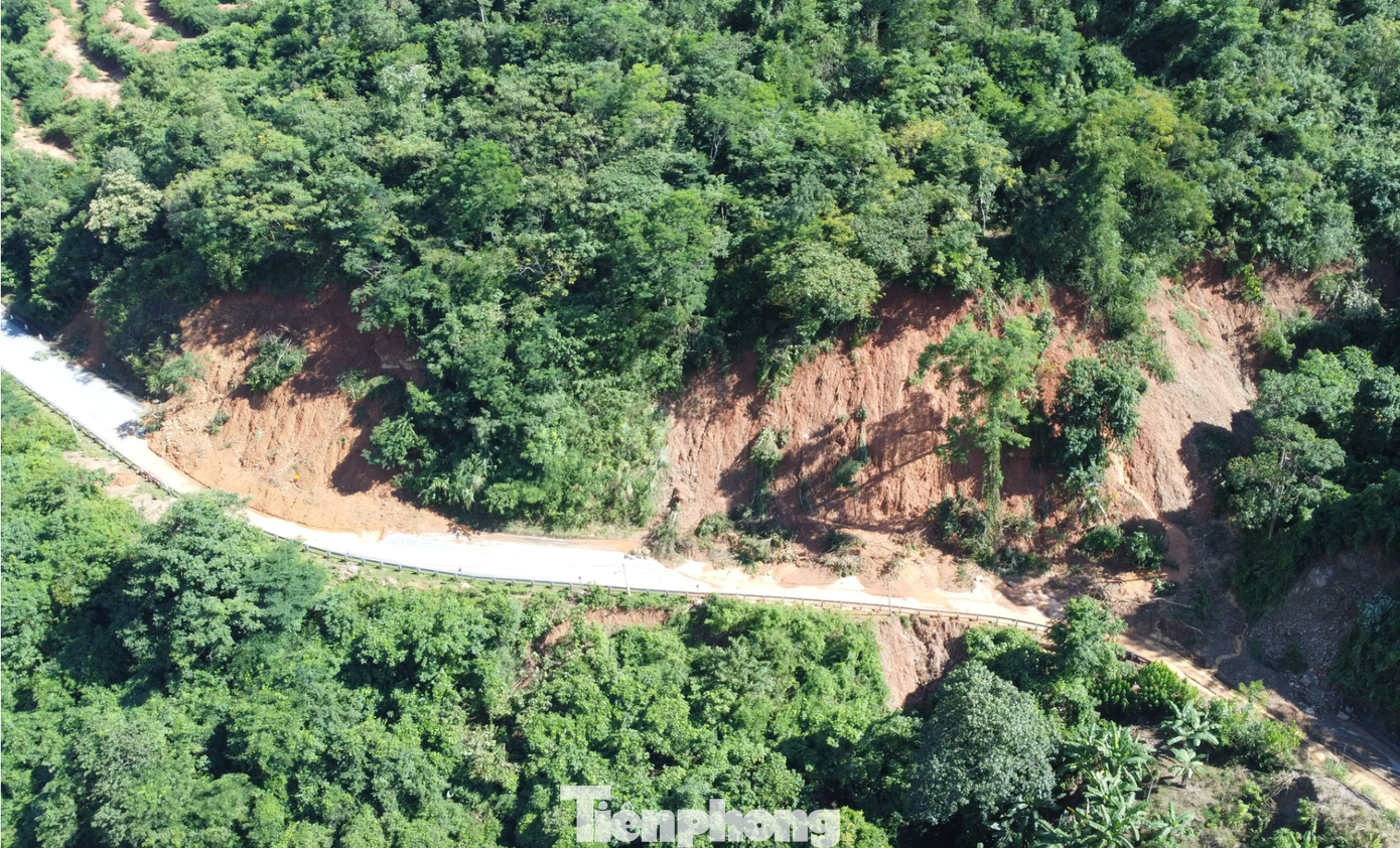 Ông Lang Thanh Lương - Bí thư xã Nậm Cắn (Kỳ Sơn, Nghệ An) cho biết, cứ mỗi lần mưa dài ngày khu vực này thường xảy ra sạt lở. “Mới bắt đầu mùa mưa nhưng xã này đã có 2 điểm sạt lở rồi. Đất đá tràn xuống mặt đường quốc lộ 7 khá nhiều. Có điểm sạt lở tại bản Trường Sơn rất nguy hiểm vì trên đồi có 8 hộ dân và 2 điểm trường học", ông Lương cho biết xã và nhân dân đã nhiều lần đề xuất cơ quan chức năng làm kè núi khu vực này để đảm bảo an toàn khi mùa mưa bão đến. Ông Lang Thanh Lương - Bí thư xã Nậm Cắn (Kỳ Sơn, Nghệ An) cho biết, cứ mỗi lần mưa dài ngày khu vực này thường xảy ra sạt lở. “Mới bắt đầu mùa mưa nhưng xã này đã có 2 điểm sạt lở rồi. Đất đá tràn xuống mặt đường quốc lộ 7 khá nhiều. Có điểm sạt lở tại bản Trường Sơn rất nguy hiểm vì trên đồi có 8 hộ dân và 2 điểm trường học", ông Lương cho biết xã và nhân dân đã nhiều lần đề xuất cơ quan chức năng làm kè núi khu vực này để đảm bảo an toàn khi mùa mưa bão đến.