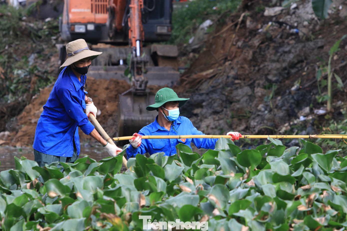 Ngâm mình hàng giờ dưới dòng khe để làm việc.