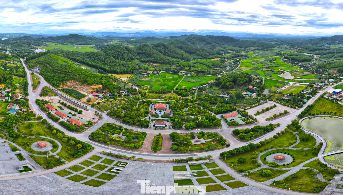 Mảnh đất Truông Bồn bị cày xới với những hố bom chi chít giờ đây là Khu Di tích lịch sử Quốc gia để tri ân các anh hùng liệt sĩ. Anh Phan Trọng Lộc - Giám đốc Khu Di tích lịch sử Quốc gia Truông Bồn cho biết, từ đầu tháng 7 đến nay, Truông Bồn đã đón hơn 70.000 du khách trên cả nước về hành hương. Đặc biệt, gần đến dịp 27/7, mỗi ngày Khu Di tích đón hơn 5.000 du khách.