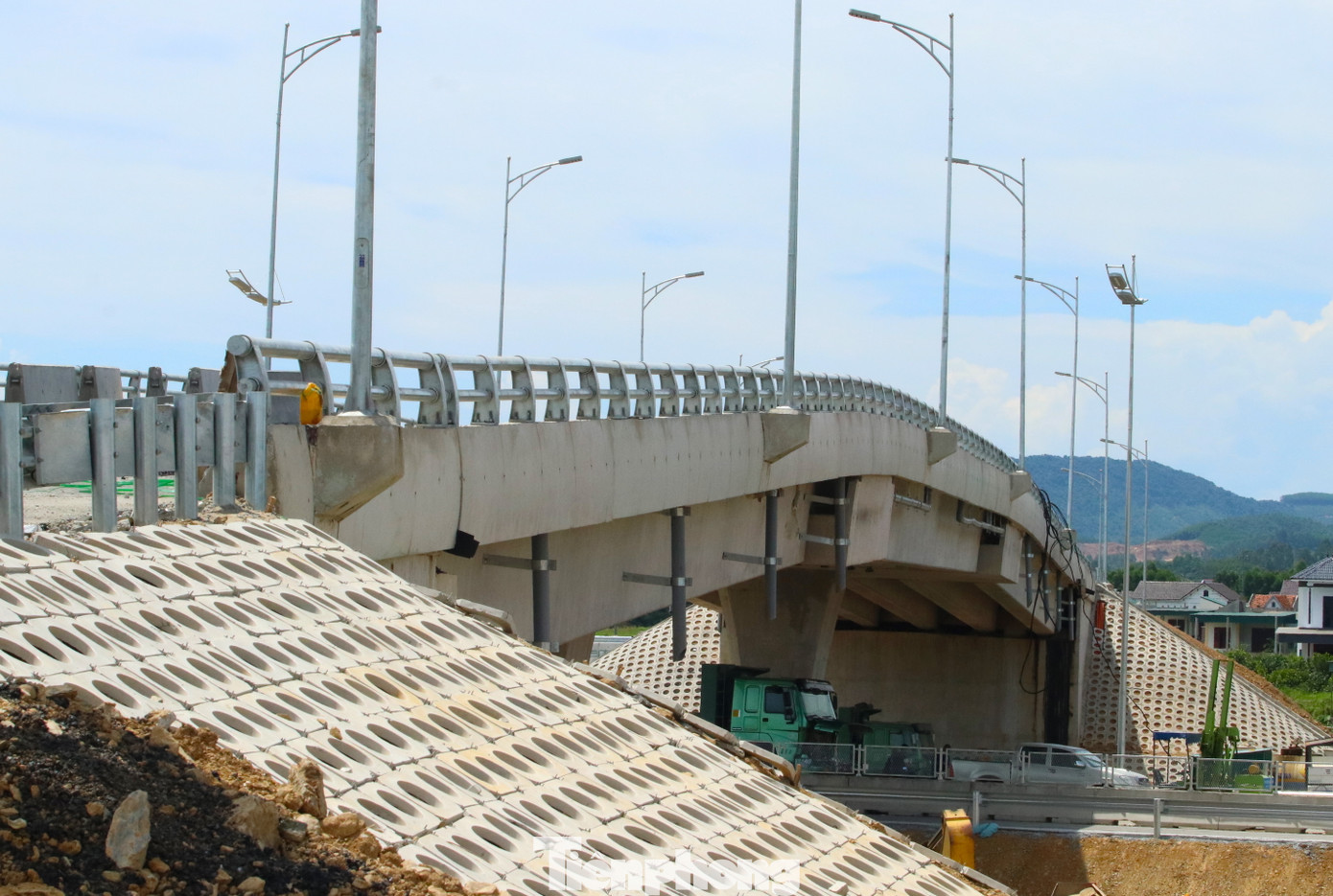 Trao đổi với Tiền Phong, một cán bộ kỹ thuật Ban QLDA 6 cho biết, trên tuyến có tổng cộng 22 cầu vượt và cầu ngang. Những ngày này, đơn vị và các nhà thầu huy động khoảng 500 công nhân làm việc 3 ca, 4 kíp, xuyên ngày đêm để kịp thông xe dịp 2/9.