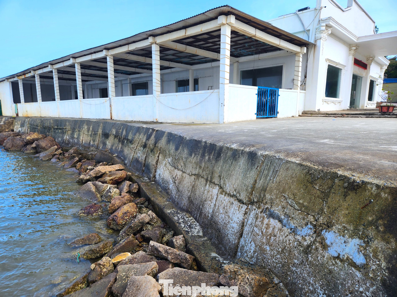 Hạng mục kè biển và nhà hàng Lan Châu dưới chân đảo được xác định là 2 hạng mục sai phạm lớn của dự án. Hạng mục kè biển và nhà hàng Lan Châu dưới chân đảo được xác định là 2 hạng mục sai phạm lớn của dự án.