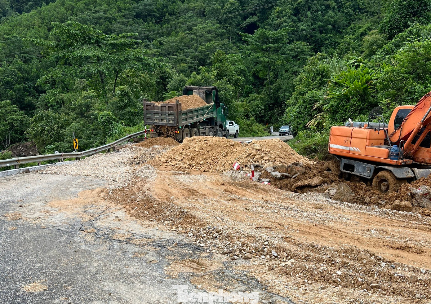 2 ngày qua, cơ quan chức năng huy động máy móc đắp bù mặt đường, mở thêm mặt đường phụ sát vách núi.