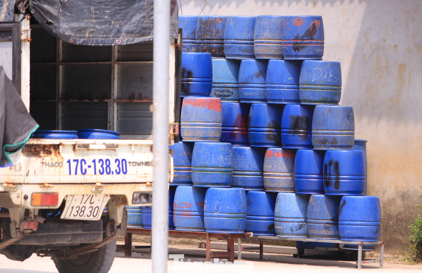 Các thùng nhựa, dụng cụ được tập kết xung quanh nhà kho. Bên ngoài thùng nhựa bám đầy chất trắng. Các thùng nhựa, dụng cụ được tập kết xung quanh nhà kho. Bên ngoài thùng nhựa bám đầy chất trắng.