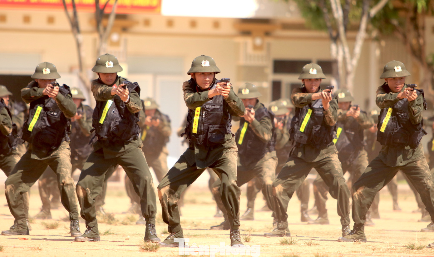 Biểu diễn bắn súng với các tư thế.